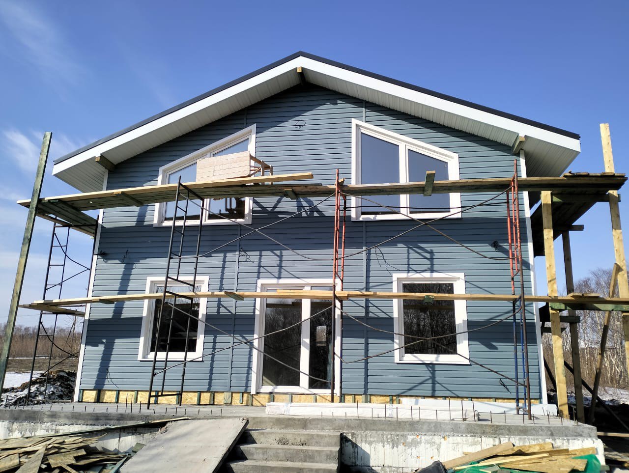 Двухэтажный загородный дом